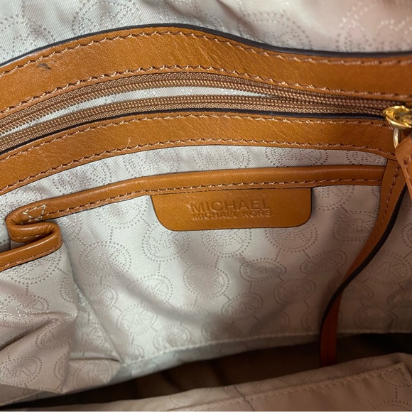 Michael Kors Collection, Bucket bag and wallet - Picture 13 of 16